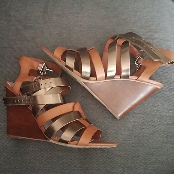 Beautiful strappy metallic wedge sandals - Picture 2 of 4